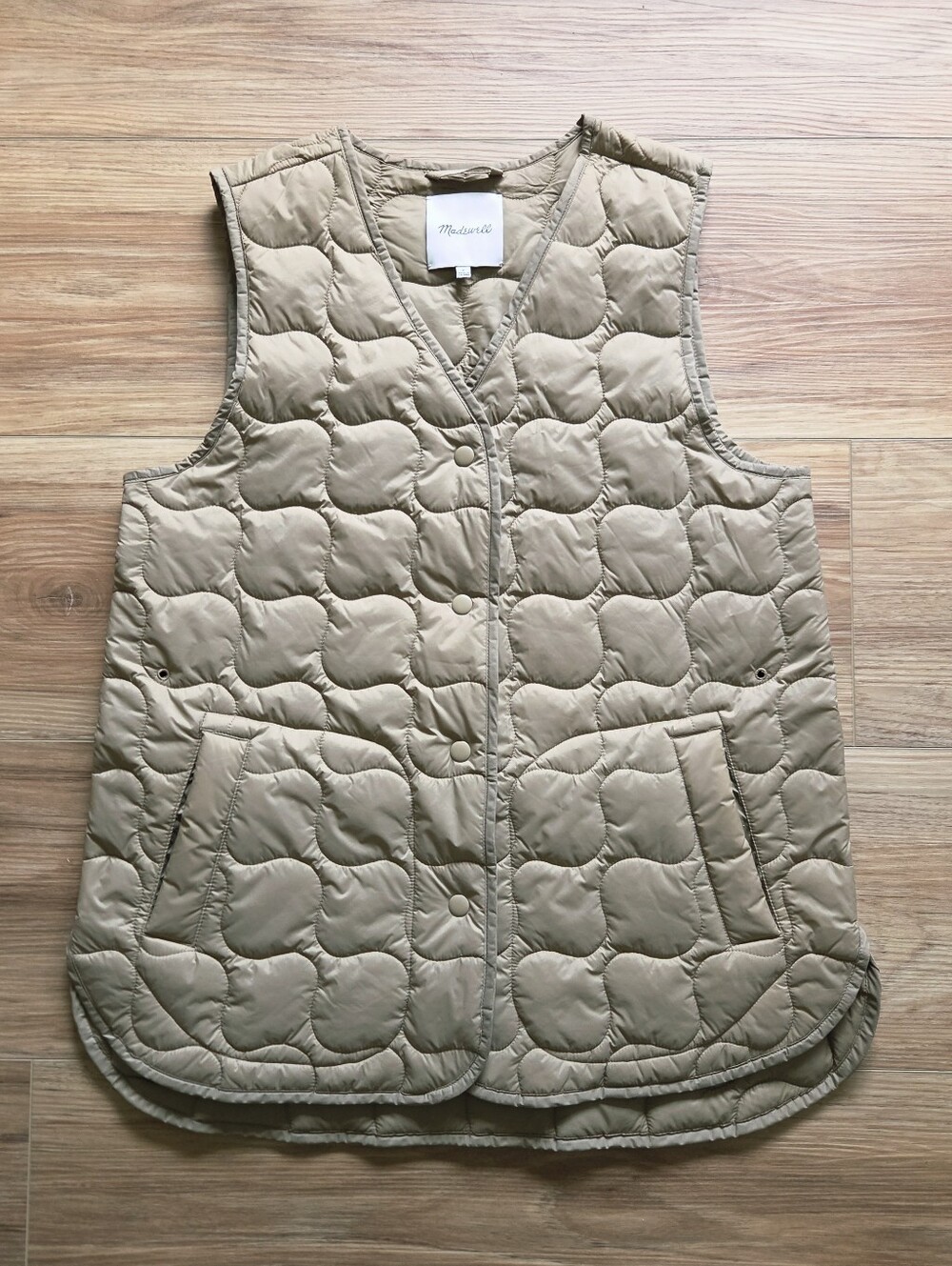 Madewell Primaloft Quilted Lightweight Vest in Beige with Button Front & Pockets